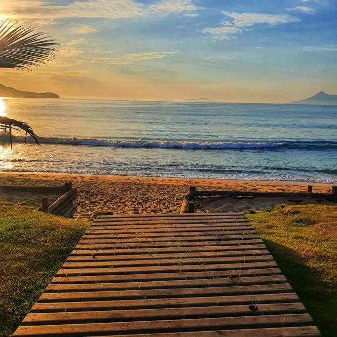 100Mts Da Praia Com Churrasqueira, Piscina E Wi-Fi Карагуататуба Экстерьер фото
